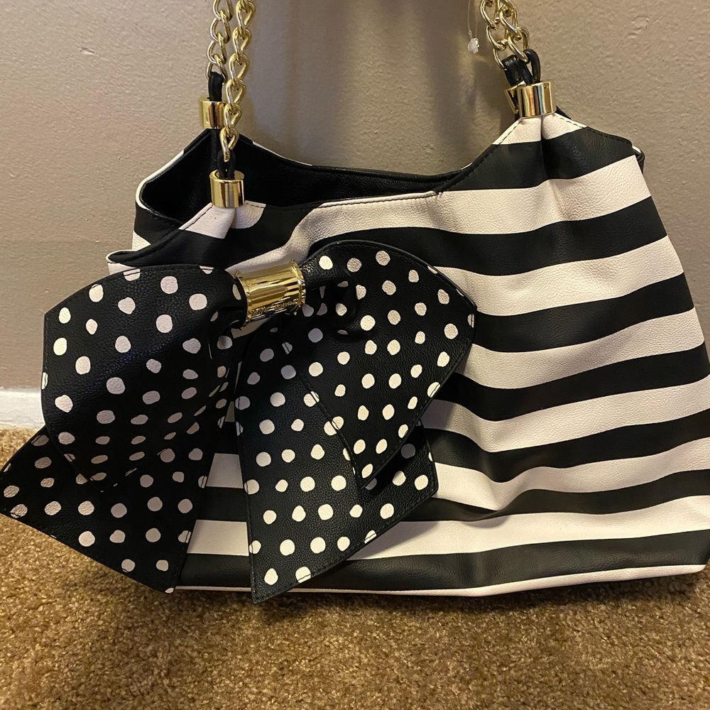 Betsey Johnson purse 👛 🌺❤️